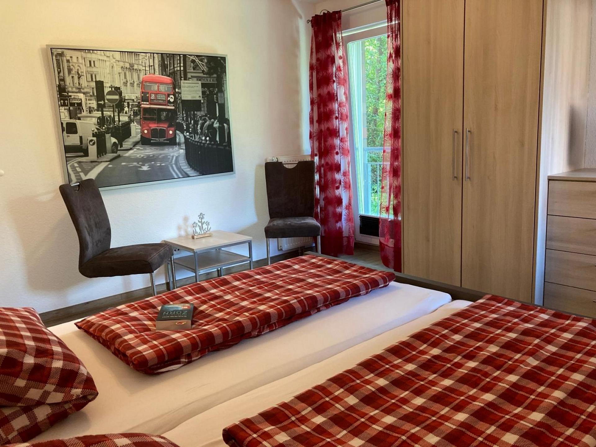 Schlafzimmer 1