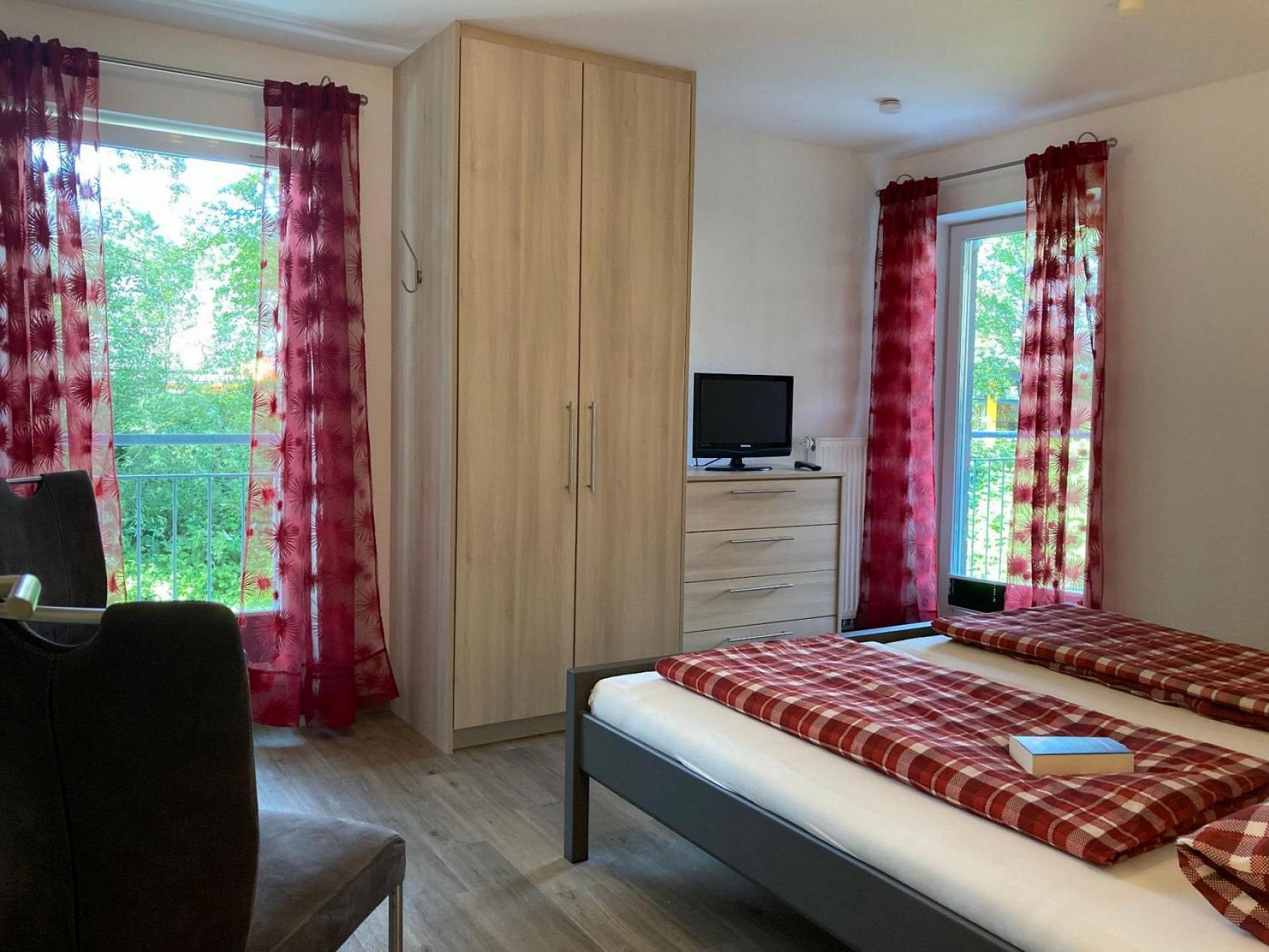 Schlafzimmer 1